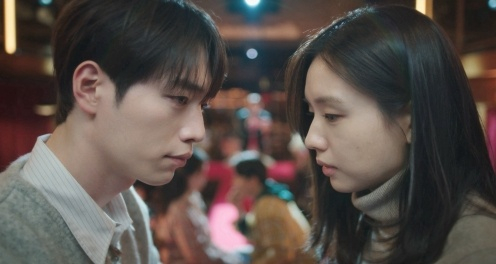 De izquierda a derecha: Seo Kang-jun, Ahn Eun-jin /foto=KBS 2TV «Amor con otro que no seas tú»