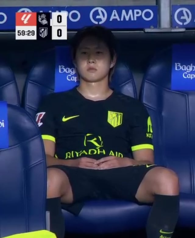 14日、スペイン·サンセバスチャンのエスタディオ·アノエタで行われた2026-2027スペインプロサッカー·プリメーラリーガ第5ラウンドのレアル·ソシエダード戦で、後半15分に交代した後、固い表情で座っているアトレティコ·マドリードの李カンインの姿。 /写真=中継画面キャプチャー