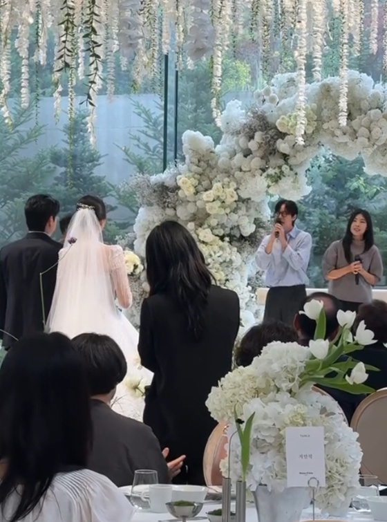 축가를 부르고 있는 권순관, 오하영/사진=소이 SNS