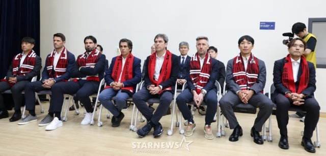 모레노 사단의 코칭 스태프 8인의 모습. /사진=김진경 대기자