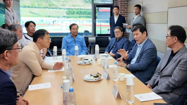 KBO 허구연(오른쪽에서 두 번째) 총재의 문수야구장 방문 모습. /사진=KBO 제공