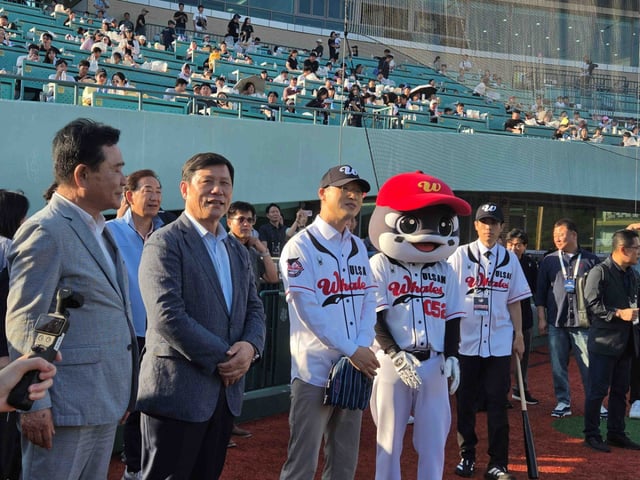 KBO 허구연(왼쪽에서 세 번째) 총재의 문수야구장 방문 모습. /사진=KBO 제공