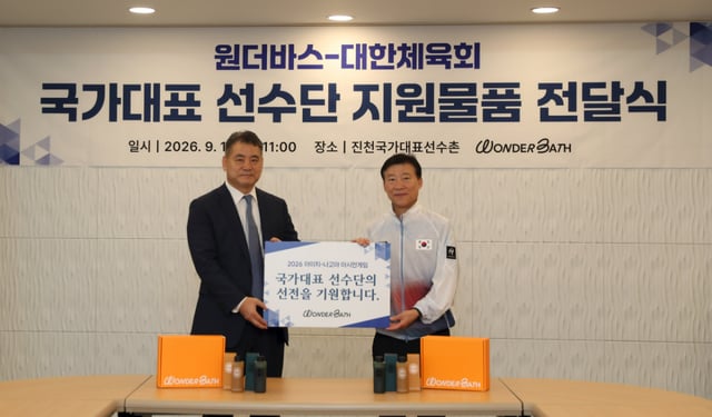 대한체육회-CSA코스믹 지원물품 전달식. 양종옥(왼쪽) CSA코스믹 대표이사, 김택수 국가대표선수촌장. /사진=대한체육회 제공