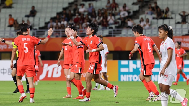 기뻐하는 한국 여자축구 아시안게임 대표팀. /사진=뉴스1 제공