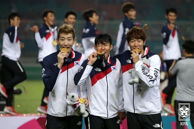 Hwang Ui-jo (from right), Son Heung-min, and Cho Hyun-woo, who received special military service exemption after winning the men's football gold medal at the 2018 Jakarta-Palembang Asian Games. /Photo=Korea Football Association