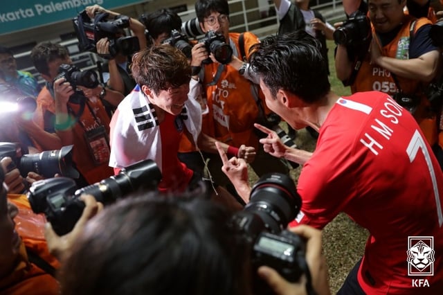 Hwang Ui-jo (left) and Son Heung-min celebrating after securing the men's football gold medal at the 2018 Jakarta-Palembang Asian Games. /Photo=Korea Football Association