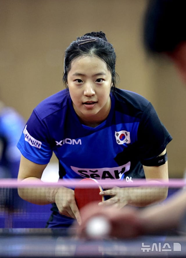 한국 탁구 국가대표 신유빈이 지난 7월 충북 진천선수촌에서 열린 2026 아이치·나고야 아시안게임 탁구 대표팀 미디어데이에서 공개훈련을 하고 있다. /사진=뉴시스 제공