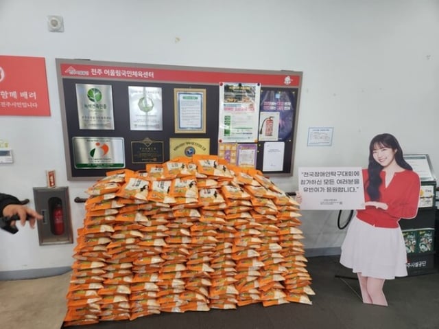 신유빈이 지난해 열린 제24회 대한장애인탁구협회장배 전국장애인탁구대회 참가 선수를 응원하기 위해 보낸 쌀. /사진=GNS 매니지먼트 제공