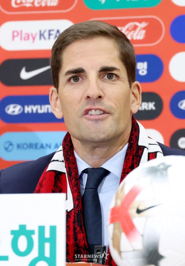 Roberto Moreno, entrenador interino del equipo nacional de fútbol de Corea del Sur. /foto=corresponsal jefe Kim Jin-kyung