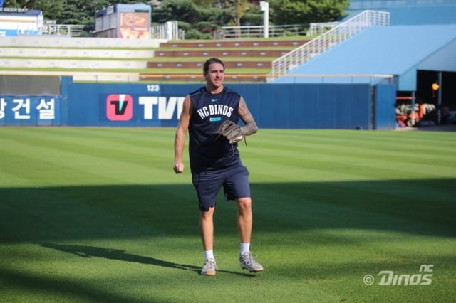 NC Dinos' new foreign pitcher Mike Cleavinger warmed up at Changwon NC Park on the 14th. /Photo=NC Dinos provided