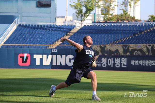 NC Dinos' new foreign pitcher Mike Cleavinger warmed up at Changwon NC Park on the 14th. /Photo=NC Dinos provided