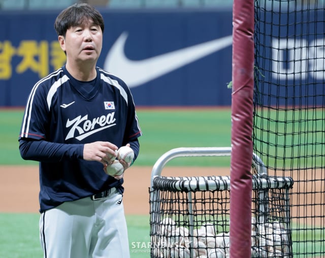 야구대표팀 류지현 감독이 15일 고척스카이돔에서 열린 2026 아이치-나고야 아시안게임을 위한 야구대표팀 첫 훈련에서 박준순과 윤동희에게 직접 타격지도와 배팅볼을 던져주고 있다. 나머지 선수들은 아직 첫훈련을 위해 그라운드로 나오지않았다. 2026.09.15. /사진=강영조 cameratalks@