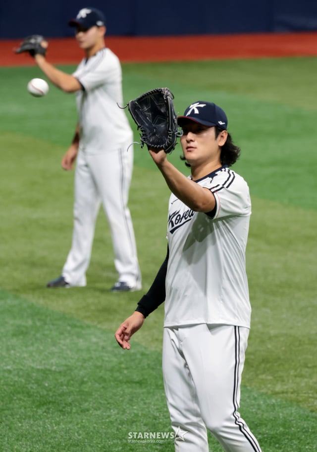 야구대표팀 곽빈이 15일 고척스카이돔에서 열린 2026 아이치-나고야 아시안게임을 위한 야구대표팀 첫 훈련에서 외야에서 피칭을 하고 있다. 2026.09.15. /사진=강영조 cameratalks@
