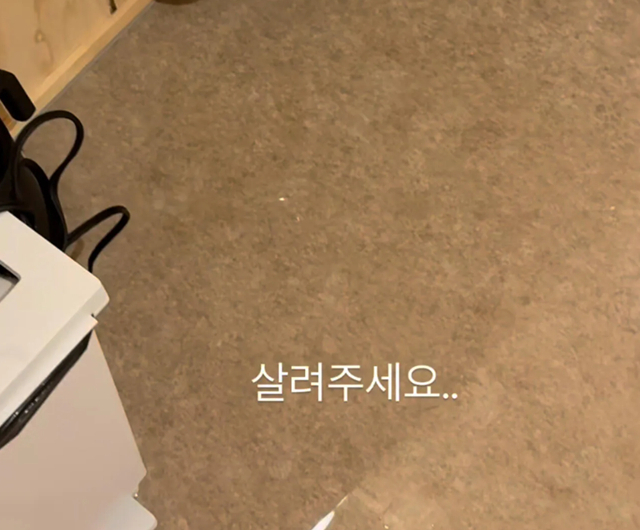 The bathroom of the Asian Games accommodation shown by Korean Nam Ja-nong-gu (CEO) team member Byun Jun-hyeong. Water has pooled heavily on the floor. /Photo=Byun Jun-hyeong SNS
