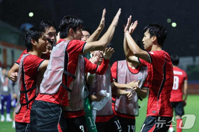 Eom Ji-seong (right) celebrates with teammates after scoring. /Photo=NEWS1