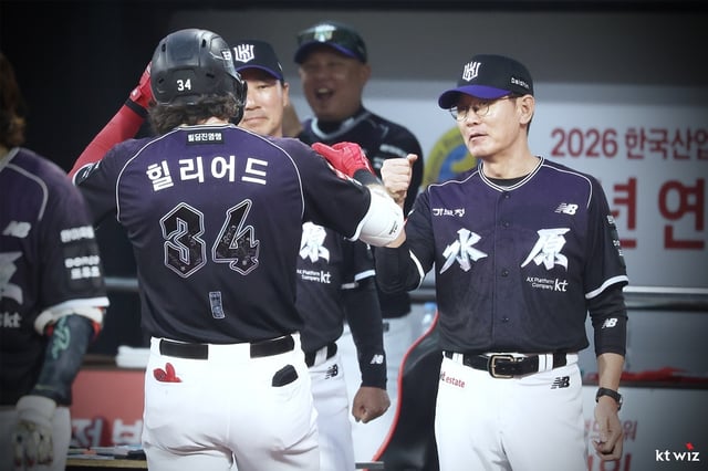 KT 힐리어드(왼쪽)와 이강철 감독. /사진=KT 위즈