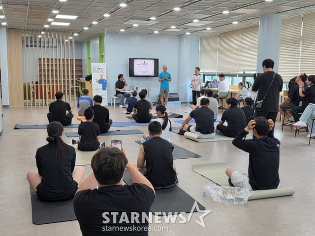 다카하시 준이치 코치가 지난달 30일 부산 동의대에서 '선진 S&C 이론 및 실기 보급 강습회'를 열었다. /사진=김동윤 기자
