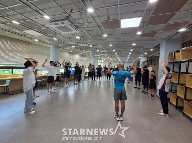 다카하시 준이치 코치가 지난달 30일 부산 동의대에서 '선진 S&C 이론 및 실기 보급 강습회'를 열었다. /사진=김동윤 기자