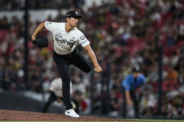 KIA's Lee Eui-ri is known as a representative pitcher who can easily throw fast balls exceeding 150 km/h thanks to his flexible pitching form. His top speed reached 158 km/h. /Photo=KIA Tigers provided
