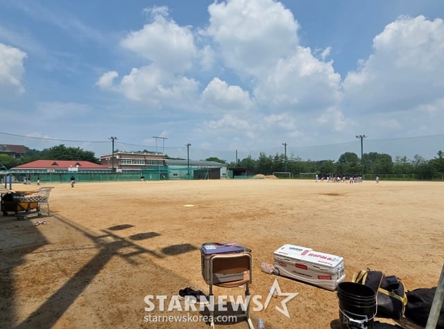 Jugadores del Gwangju Jinheung High School realizan calentamiento en el campo deportivo de su escuela alrededor de las 3 p.m. para comenzar el entrenamiento. /Foto=reportero Kim Dong-yoon