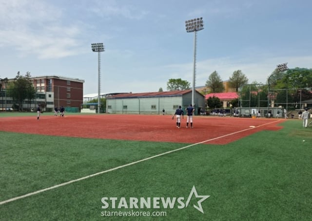 El campo deportivo del equipo de béisbol del Yeungsin High School en Gyeonggi, una de las pocas escuelas que cuenta con instalaciones de entrenamiento entre las mejores a nivel nacional y que puede asegurar completamente cinco horas de entrenamiento entre semana. Las diferencias de infraestructura como campos de béisbol, iluminación e instalaciones de bateo varían mucho entre escuelas, por lo que los entornos de entrenamiento disponibles para los jugadores también son muy diversos. /Foto=reportero Kim Dong-yoon
