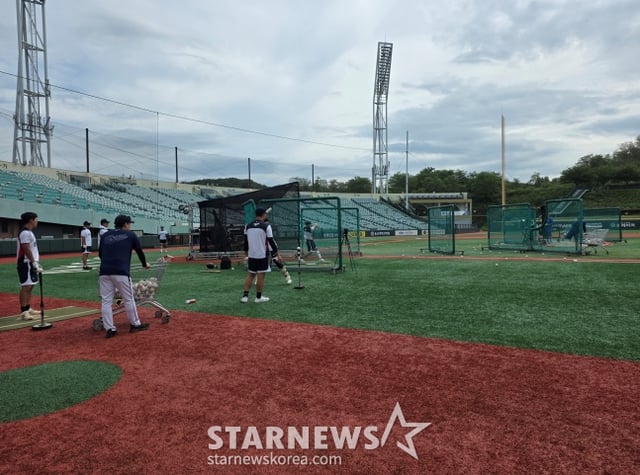 Los jugadores del equipo nacional U-18 de béisbol de Corea realizan entrenamientos de bateo instalando varias jaulas de bateo. La realidad del béisbol amateur es que muchos jugadores deben realizar entrenamientos repetitivos dentro de espacios y tiempos limitados. /Foto=reportero Kim Dong-yoon