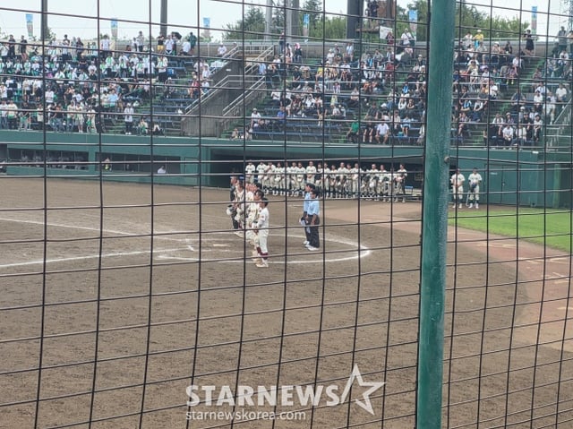 Escenario del «108º Campeonato Koshien de la región de Saitama», celebrado en julio de este año. En el terreno, los jugadores, los equipos en el banquillo y el público en las gradas se mezclan armoniosamente. En el béisbol escolar japonés, los clubes con entre 50 y 60 miembros garantizan un tiempo suficiente de entrenamiento: desde la 1 p.m. hasta la noche entre semana en el campo deportivo de la escuela, y desde las 9 a.m. hasta las 5 p.m. los fines de semana. Así, Corea y Japón presentan diferencias en cómo los jugadores se inician en el deporte y crecen. /Foto=reportero Kim Dong-yoon