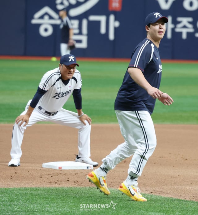 Noh Si-hwan (right) is seen running the bases during national team training at Gocheok Sky Dome in Seoul on the 16th. /Photo=Chief Correspondent Kim Jin-kyung