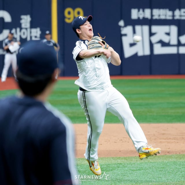 Noh Si-hwan (left) is seen throwing during the first training session of the baseball national team for the 2026 Aichi-Nagoya Asian Games at Gocheok Sky Dome on the 15th. /Photo=Senior Reporter Kang Young-jo