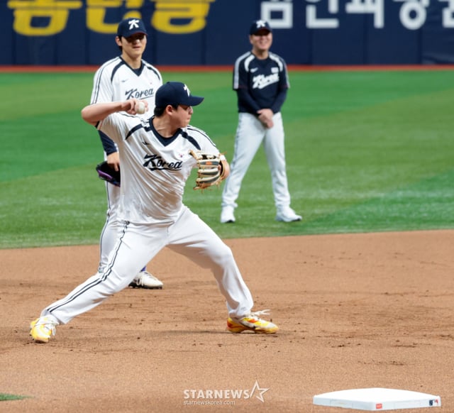 Noh Si-hwan (left) is seen conducting third-base defensive training with Kim Do-young during the first training session for the 2026 Aichi-Nagoya Asian Games at Gocheok Sky Dome on the 15th. /Photo=Senior Reporter Kang Young-jo