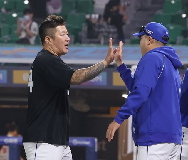 チェ·ヒョンウ(左)とパク·ジンマン監督。 /写真=三星ライオンズ