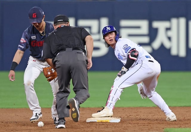 15일 롯데전 8회말 적시타를 친 이창용(오른쪽). /사진=삼성 라이온즈