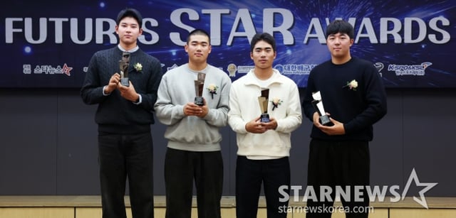 지난해 11월 열린 스타뉴스 주최 '2025 퓨처스 스타대상' 시상식에서 야구 부문 수상자인 하현승(왼쪽부터) 엄준상 오재원 김민준이 기념촬영을 하고 있다. /사진=스타뉴스