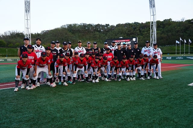 Imagen del equipo Ulsan Whales realizando un clínica de béisbol para los jugadores U-12 de UlsanBC. /foto=Ulsan Whales