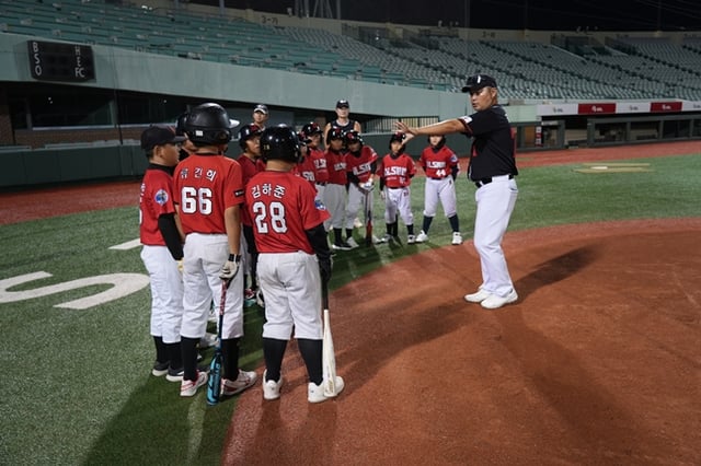 Imagen del equipo Ulsan Whales realizando un clínica de béisbol para los jugadores U-12 de UlsanBC. /Foto=Ulsan Whales