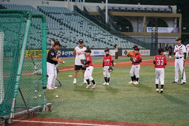Imagen del equipo Ulsan Whales realizando un clínica de béisbol para los jugadores U-12 de UlsanBC. /Foto=Ulsan Whales