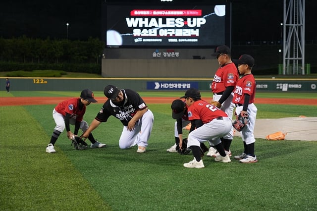 Imagen del equipo Ulsan Whales realizando un clínica de béisbol para los jugadores U-12 de UlsanBC. /Foto=Ulsan Whales