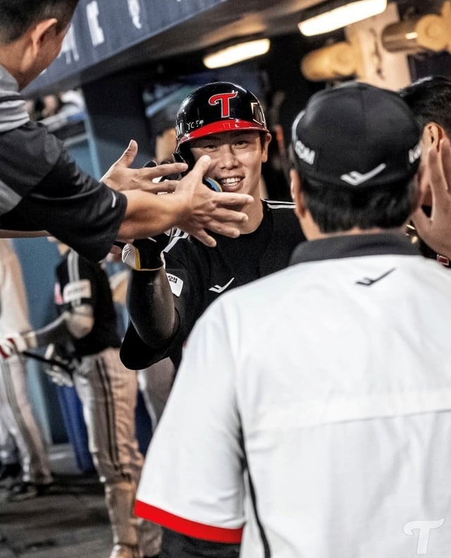 LG 홍창기가 16일 창원 NC전에서 득점 후 기뻐하고 있다. /사진=LG 트윈스 제공