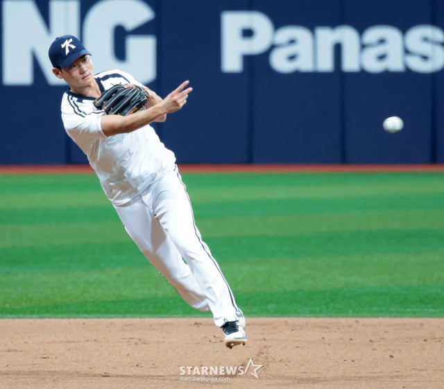 야구대표팀 김주원이 15일 고척스카이돔에서 열린 2026 아이치-나고야 아시안게임을 위한 야구대표팀 첫 훈련에서 유격수비훈련을 하고 있다. 2026.09.15. /사진=강영조 선임기자