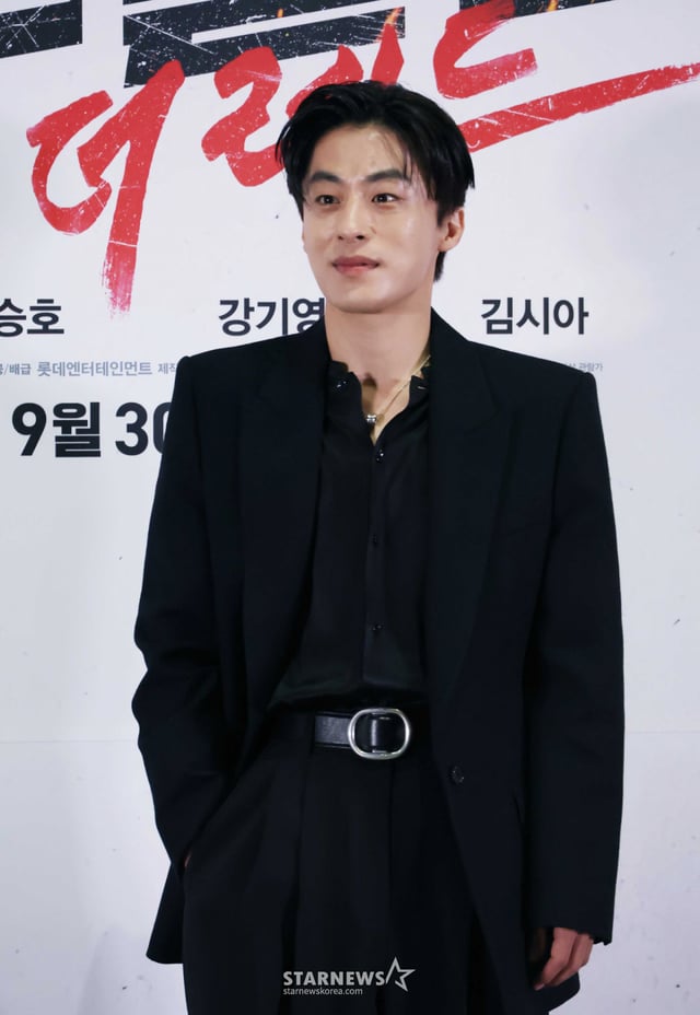 배우 구교환이 16일 오후 서울 롯데시네마 월드타워점에서 진행된 영화 '부활남: 더 레드' 언론배급시사회 및 기자간담회에 참석해 포즈를 취하고 있다.  근거 없는 자신감이 유일한 스펙인 취준생 석환(구교환)이 죽은 뒤 72시간이면 부활하는 능력을 갖고 있다는 걸 알게 된 후 의문의 추격을 당하며 펼쳐지는 이야기를 그린 '부활남: 더 레드'는 오는 30일 개봉한다. /2026.09.16 /사진=이동훈 photoguy@