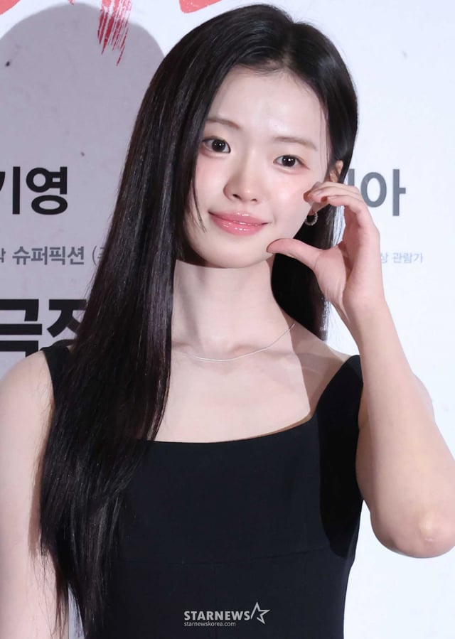 배우 김시아가 16일 오후 서울 롯데시네마 월드타워점에서 진행된 영화 '부활남: 더 레드' 언론배급시사회 및 기자간담회에 참석해 포즈를 취하고 있다.  근거 없는 자신감이 유일한 스펙인 취준생 석환(구교환)이 죽은 뒤 72시간이면 부활하는 능력을 갖고 있다는 걸 알게 된 후 의문의 추격을 당하며 펼쳐지는 이야기를 그린 '부활남: 더 레드'는 오는 30일 개봉한다. /2026.09.16 /사진=이동훈 photoguy@