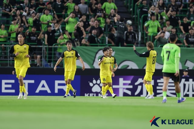 가시와 레이솔이 16일 오후 7시 전주월드컵경기장에서 열린 2026~2027 아시아축구연맹(AFC) 아시아챔피언스리그 엘리트(ACLE) 리그 스테이지 1차전에서 전북 현대를 상대로 선제골을 넣고 세리머니하고 있다. /사진=한국프로축구연맹 제공