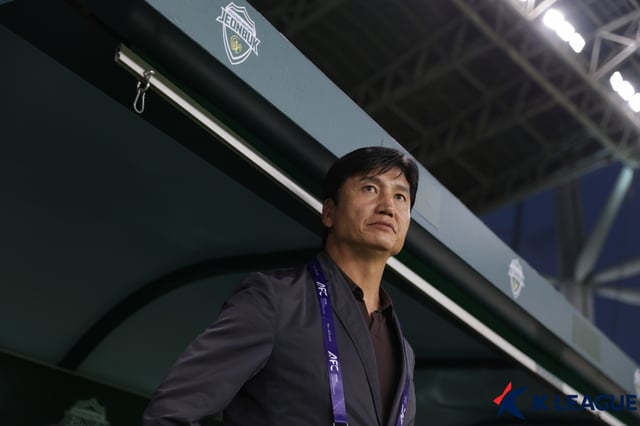 El entrenador del Jeonnam Hyundai, Jung Jeong-yong, observa el partido inaugural de la etapa 1 de la liga Elite (ACLE) de la Liga de Campeones de la AFC para la temporada 2026-2027, celebrado el día 16 a las 19:00 en el Estadio Mundialista de Jeonju. /foto=Proporcionado por la Federación Coreana de Fútbol Profesional