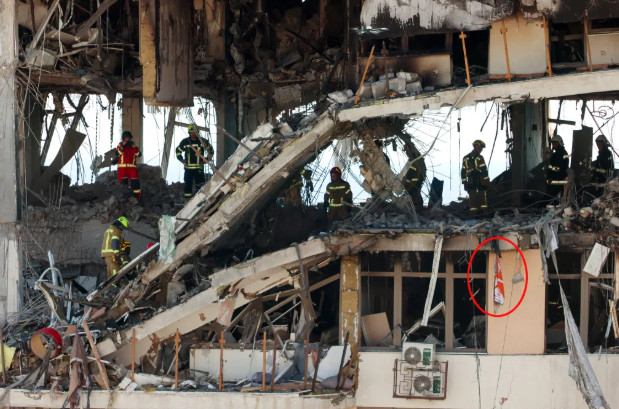 Dayana Yastremska publicó en sus redes sociales una fotografía del edificio de apartamentos en llamas, mostrando su indignación. El piso 22 donde vivía su familia desapareció por completo debido al bombardeo. Entre los trágicos escombros del edificio solo quedó una toalla naranja que ella había traído de Roland Garros (Abierto de Francia) (círculo rojo). /Foto=Recorte de 'The Sun'