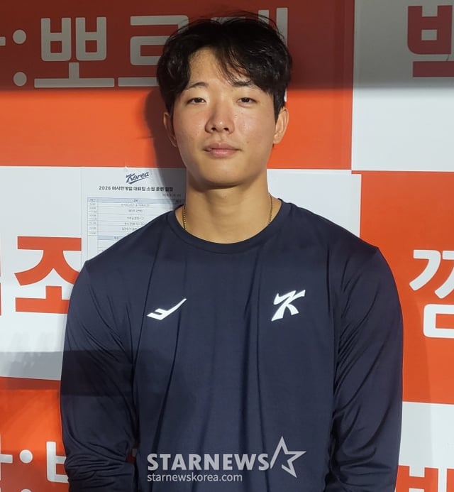 최민석이 16일 서울 고척스카이돔에서 열린 2026 아이치-나고야 아시안게임 야구대표팀의 공식 훈련을 마치고 취재진과 인터뷰를 하고 있다. /사진=김진경 대기자