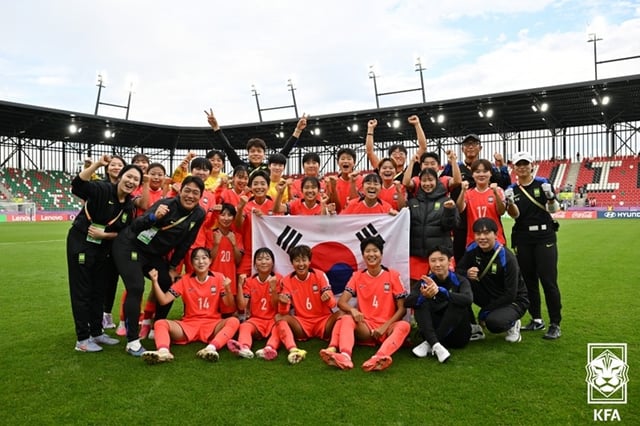 대한민국 20세 이하(U20) 여자축구대표팀 선수들이 16일(한국시간) 폴란드 소스노비에츠 아레나에서 열린 2026 국제축구연맹(FIFA) U20 여자월드컵 16강전에서 아르헨티나전 승리로 8강에 오른 뒤 기념사진을 촬영하고 있다. /사진=대한축구협회 제공