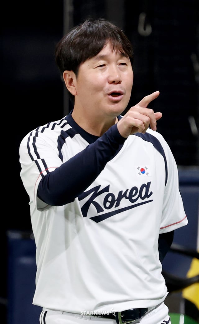 Huấn luyện viên Ryu Ji-hyeon (CEO) đang nói chuyện với các cầu thủ trong buổi tập chính thức của đội bóng chày đại diện tại Asiad 2026 Aichi-Nagoya vào ngày 16. /Ảnh=phóng viên trưởng Kim Jin-kyung