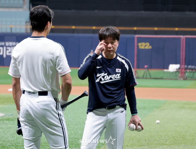 윤동희(왼쪽)가 15일 서울 고척스카이돔에서 열린 2026 아이치-나고야 아시안게임 야구대표팀의 공식 훈련에서 류지현 감독의 조언을 받고 있다. /사진=강영조 선임기자