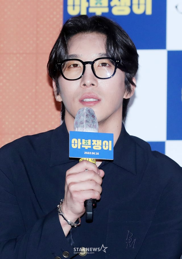 배우 동현배가 2일 오후 서울 용산구 CGV용산아이파크몰에서 진행된 영화 '아부쟁이' 언론시사회에 참석해 인사말을 하고 있다.  '아부쟁이'는 일진 출신 주인공 박건이 전국 조폭들의 집합소라고 불리는 막장 학교 풍랑고에 전학 오면서 하루아침에 먹이 사슬 최하위로 전락하는 이야기다. 오는 16일 개봉. / 2022.06.02
