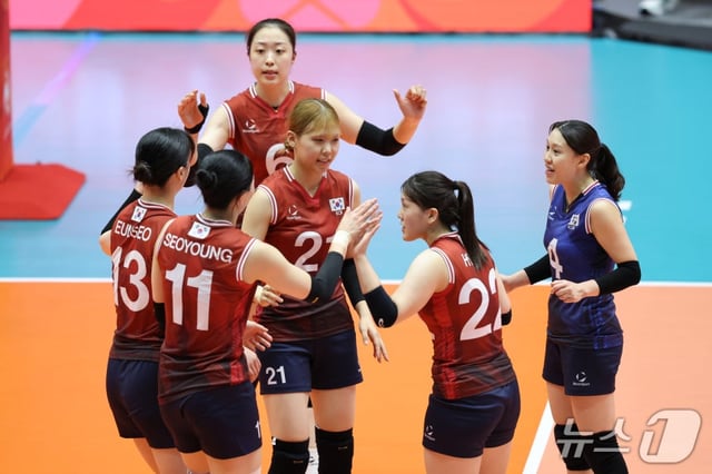 17일 일본 파크 아레나 고마키에서 열린 2026 아이치·나고야 아시안게임 여자배구 조별리그 D조 2차전 대한민국과 카타르의 경기, 세트스코어 3-0으로 승리를 거둔 한국 선수들이 기뻐하고 있다. /사진=뉴스1
